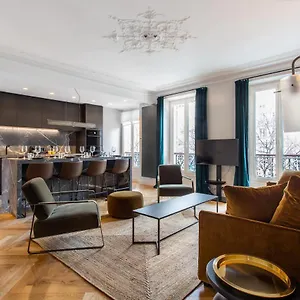 Cmg Batignolles/ Mairie Du 17ème Paris